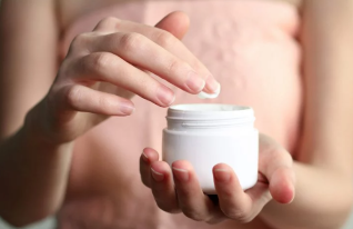 soins de la peau du visage après le rajeunissement au laser